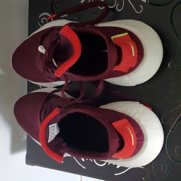 Excellent condition adidas, only wore once, maroon color - Picture 3 of 9